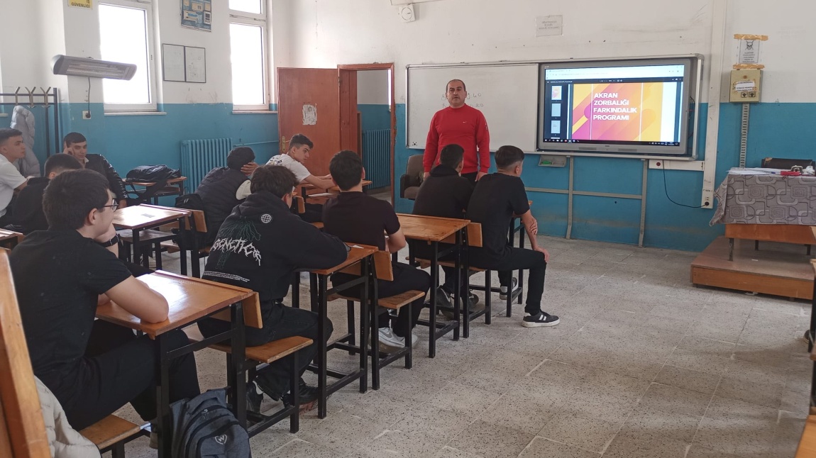 Ekim-Kasım aylarında Okul rehber öğretmenimiz tarafından öğrencilerimize ; Bilinçli Teknoloji Kullanımı , Sınır Koyma , Akran Zorbalığı seminerleri verilmiştir.